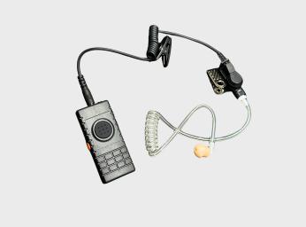 Diskret headset med Push to Talk och knappar för telefonfunktioner.